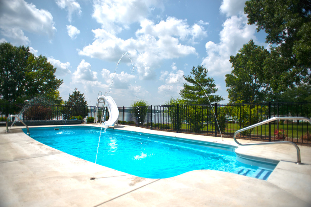 Idée de décoration pour une grande piscine arrière minimaliste rectangle avec un point d'eau et une dalle de béton.
