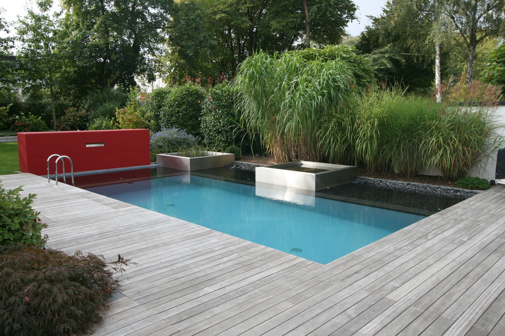 Ejemplo de piscina alargada contemporánea pequeña rectangular con entablado