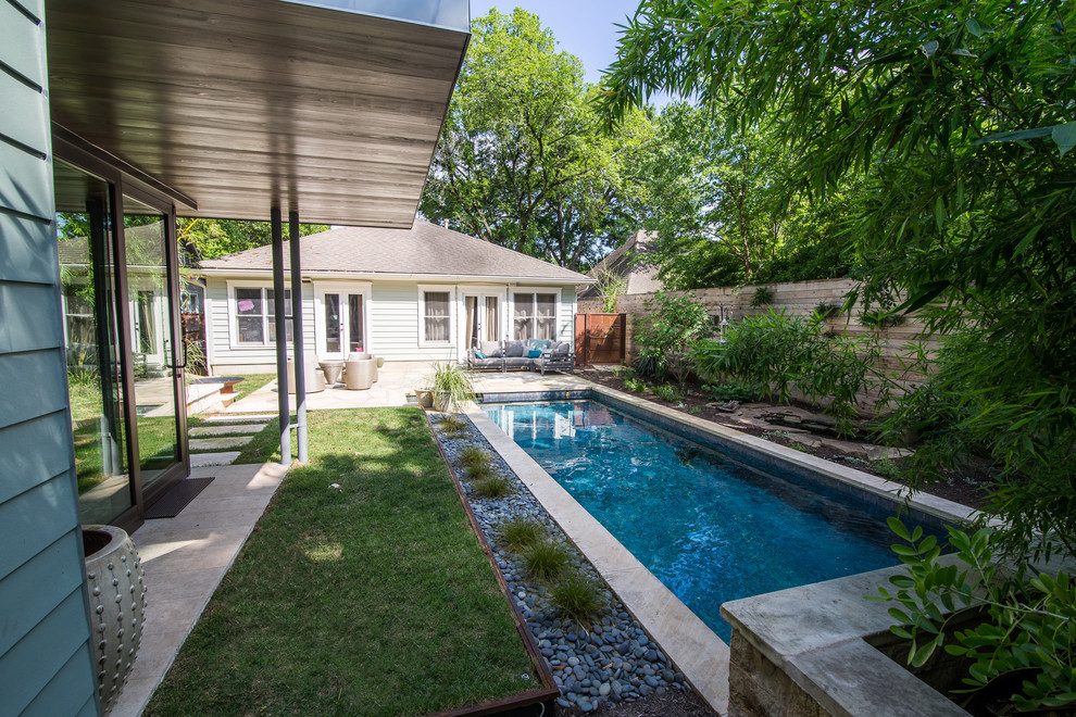 На фото: спортивный, прямоугольный бассейн среднего размера на заднем дворе в стиле модернизм с покрытием из каменной брусчатки с