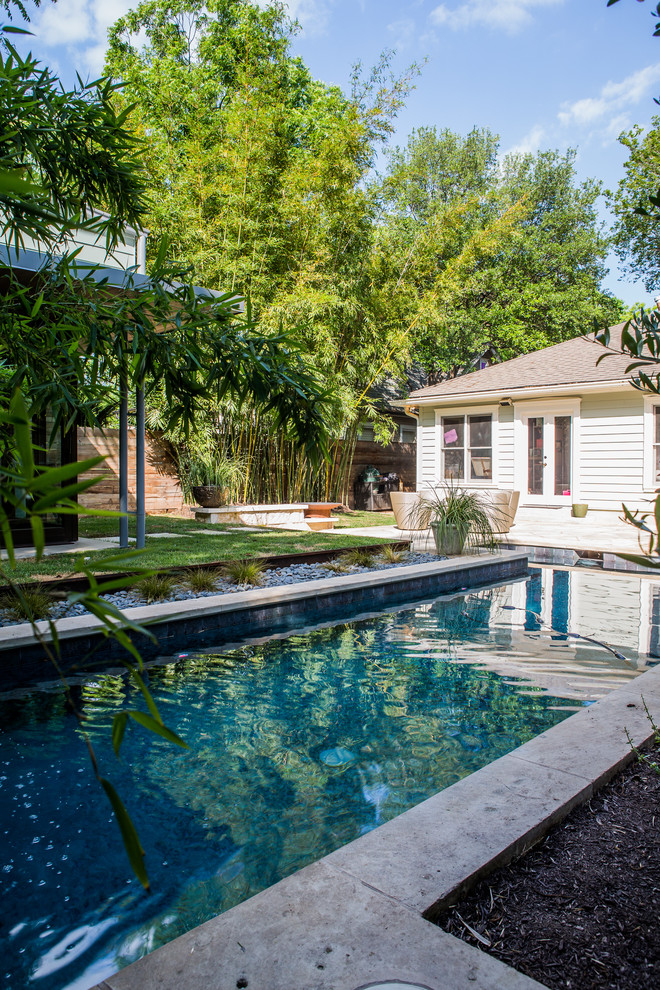 Mittelgroßes Modernes Sportbecken hinter dem Haus in rechteckiger Form mit Wasserspiel und Natursteinplatten in Austin