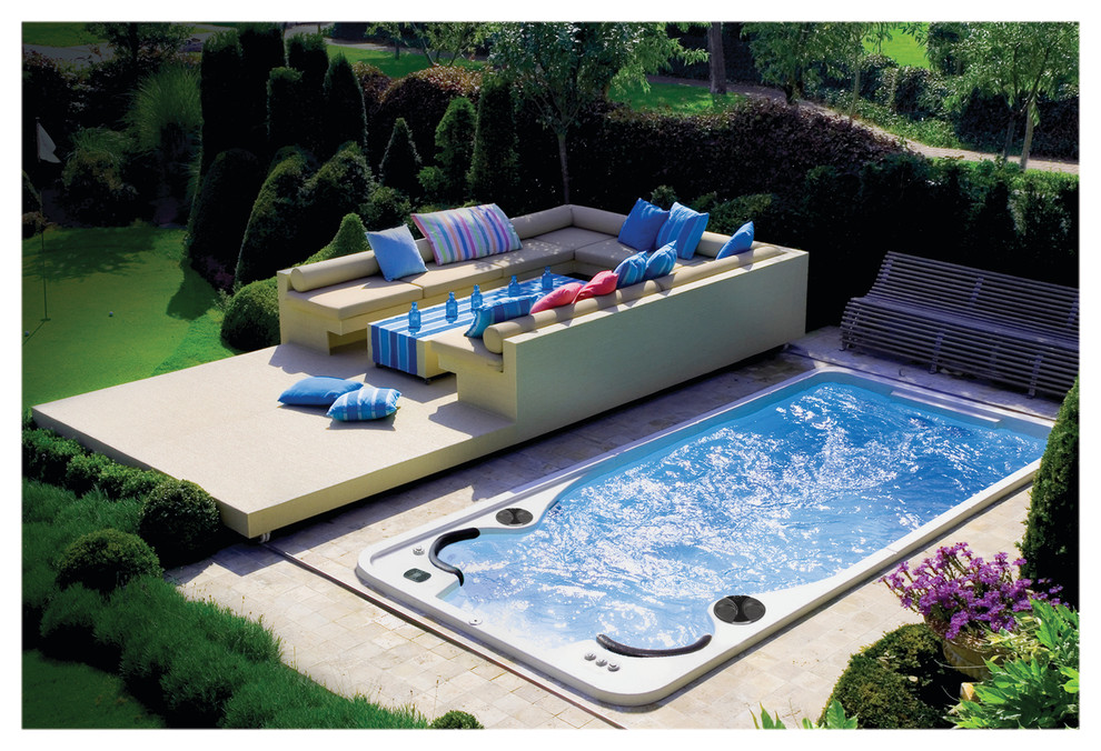 Imagen de piscinas y jacuzzis modernos pequeños rectangulares en patio trasero
