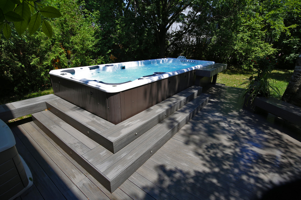 Foto di una piscina classica dietro casa con una vasca idromassaggio
