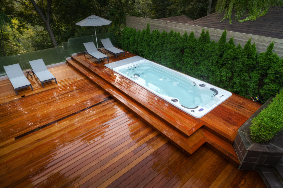 Idées déco pour une piscine arrière contemporaine avec un bain bouillonnant.