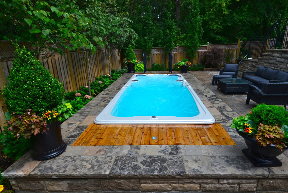 Ispirazione per una piscina classica dietro casa con una vasca idromassaggio