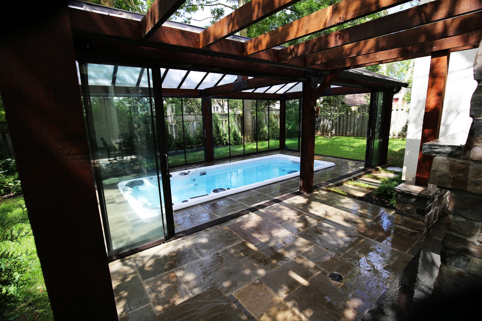 На фото: бассейн на заднем дворе в стиле неоклассика (современная классика) с джакузи