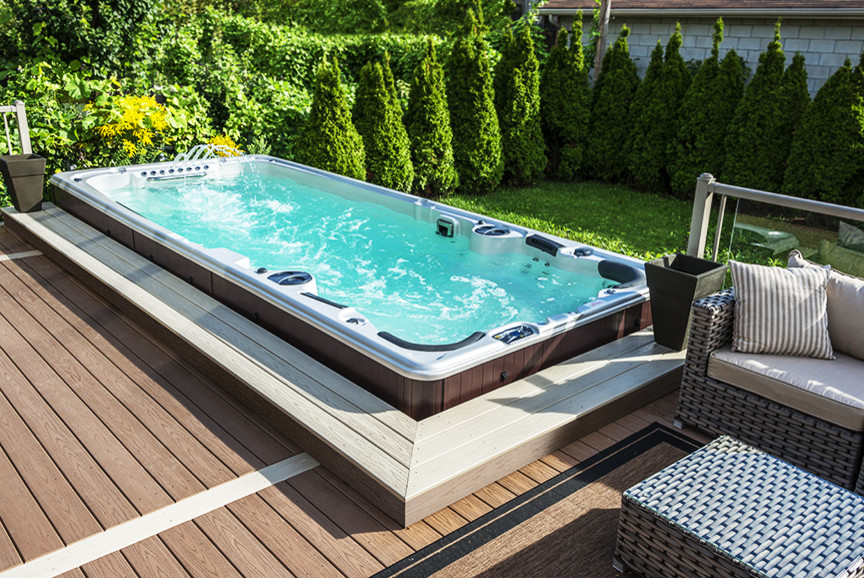 Свежая идея для дизайна: бассейн на заднем дворе в классическом стиле с джакузи - отличное фото интерьера