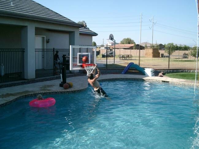 Cette photo montre une piscine hors-sol et arrière tendance de taille moyenne et rectangle.