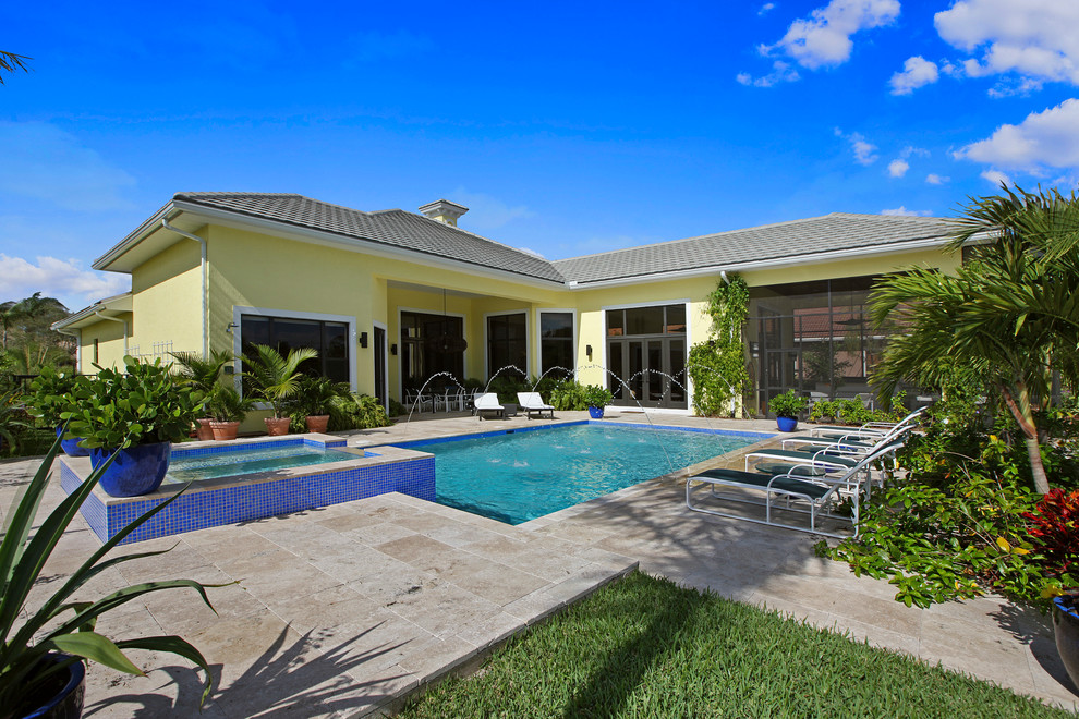 Diseño de piscina tropical rectangular en patio trasero