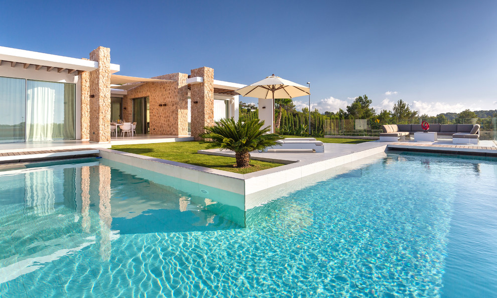 Свежая идея для дизайна: большой угловой, спортивный бассейн в средиземноморском стиле с настилом - отличное фото интерьера