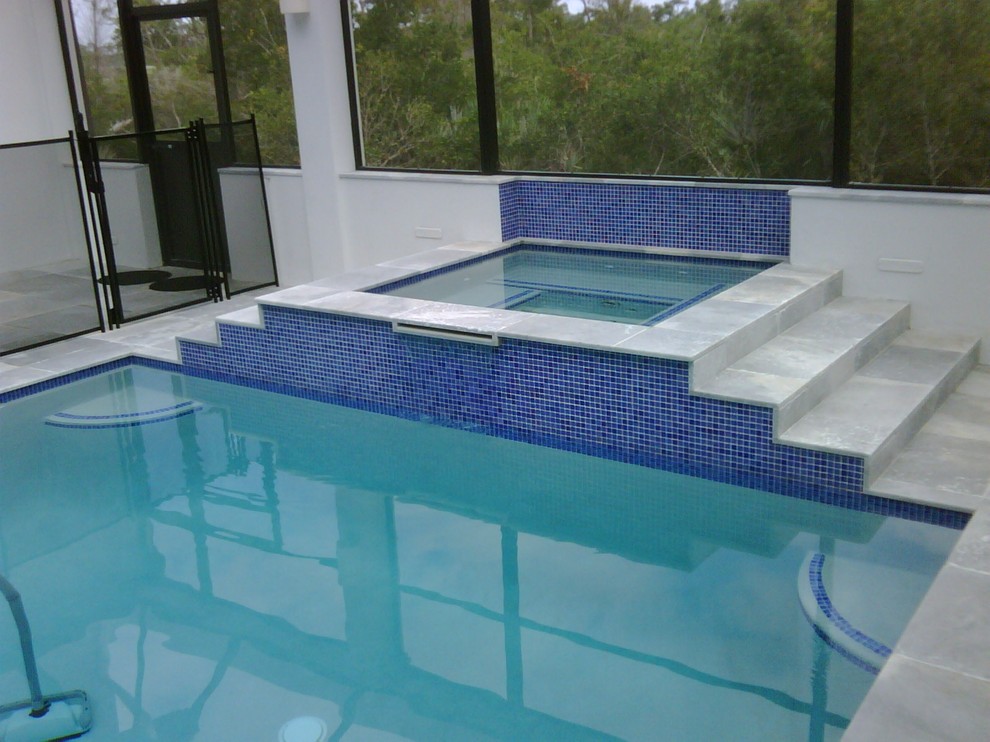 Ispirazione per una piscina contemporanea personalizzata di medie dimensioni e dietro casa con una vasca idromassaggio e pavimentazioni in mattoni