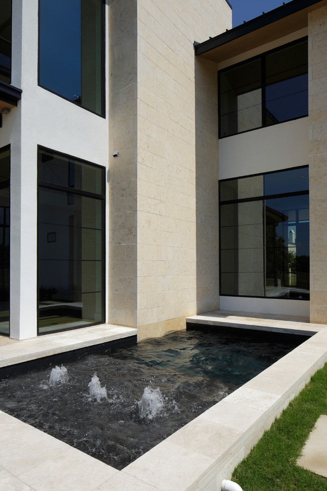 Foto de piscina con fuente alargada moderna de tamaño medio rectangular en patio trasero con suelo de baldosas