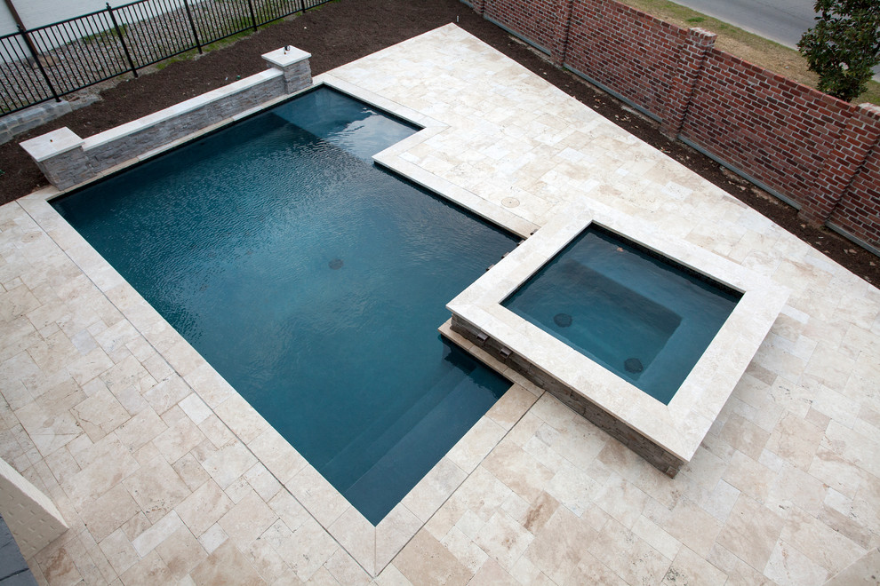 Esempio di una grande piscina classica personalizzata dietro casa con una vasca idromassaggio e pavimentazioni in cemento