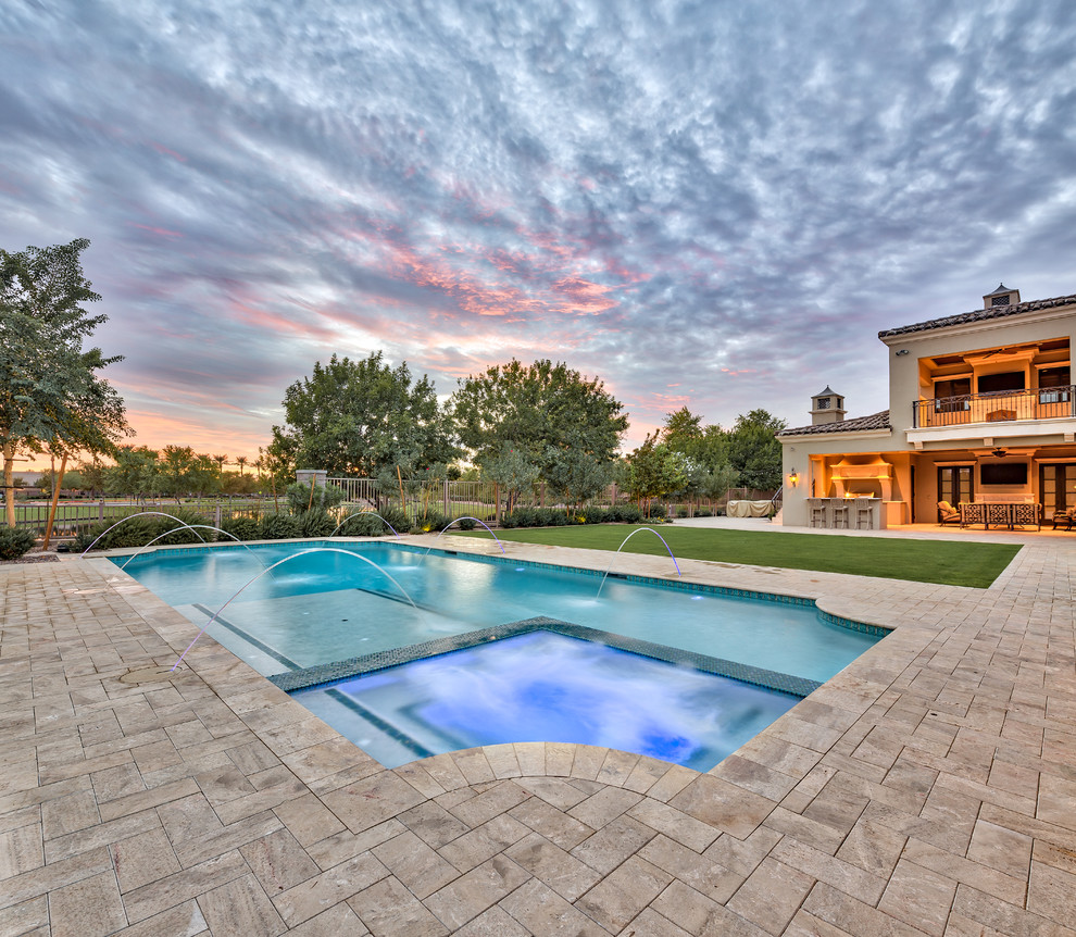 Großer Mediterraner Schwimmteich hinter dem Haus in individueller Form mit Wasserspiel und Betonboden in Phoenix