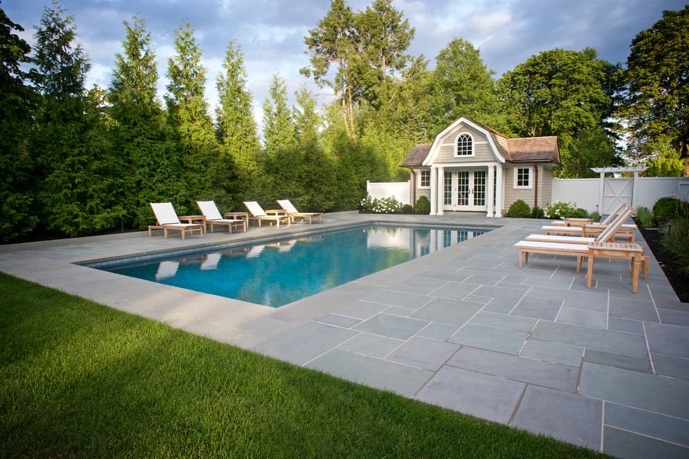 Идея дизайна: большой спортивный, прямоугольный бассейн на заднем дворе в классическом стиле с домиком у бассейна и покрытием из каменной брусчатки