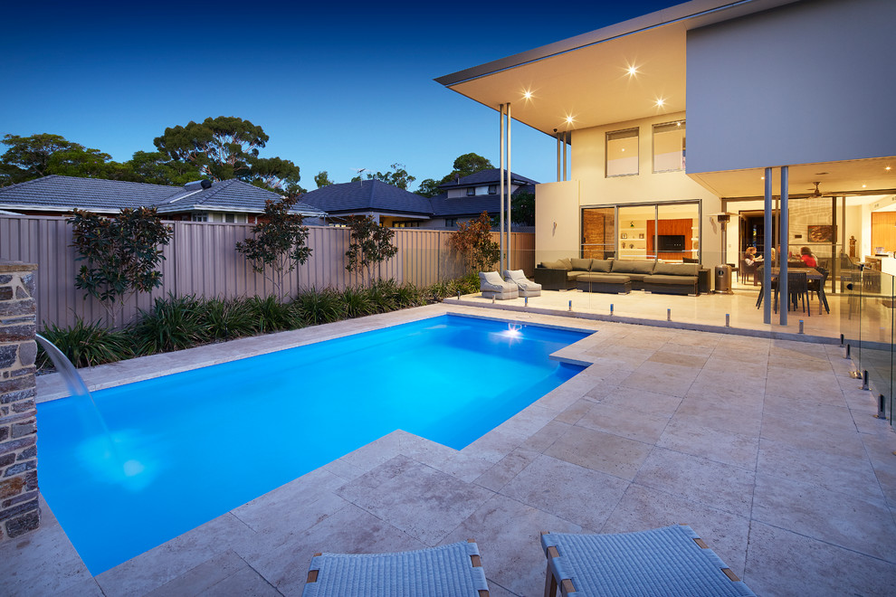 Idee per una piscina design di medie dimensioni e dietro casa