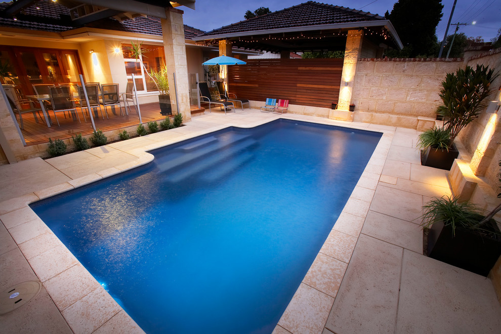 Inspiration för en mellanstor funkis pool på baksidan av huset