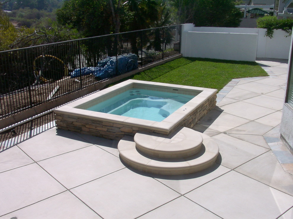 Mittelgroßer Moderner Whirlpool hinter dem Haus in rechteckiger Form in Orange County