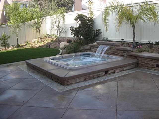 Example of a mid-sized trendy backyard rectangular hot tub design in Orange County