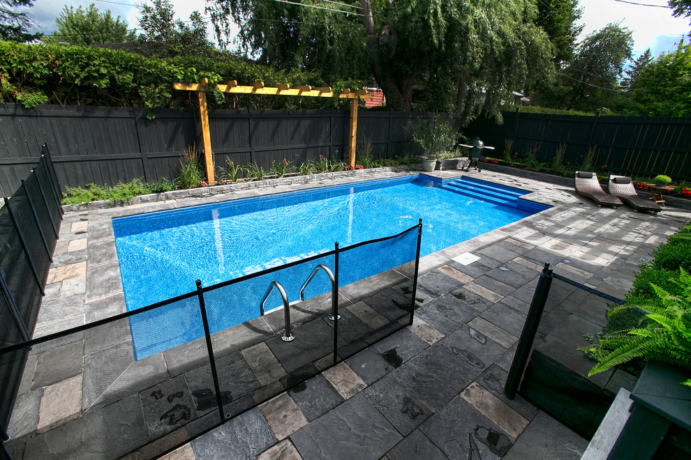 Aménagement d'une petite piscine arrière asiatique rectangle avec du carrelage.