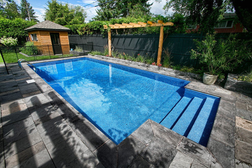 Imagen de piscina asiática pequeña rectangular en patio trasero con suelo de baldosas