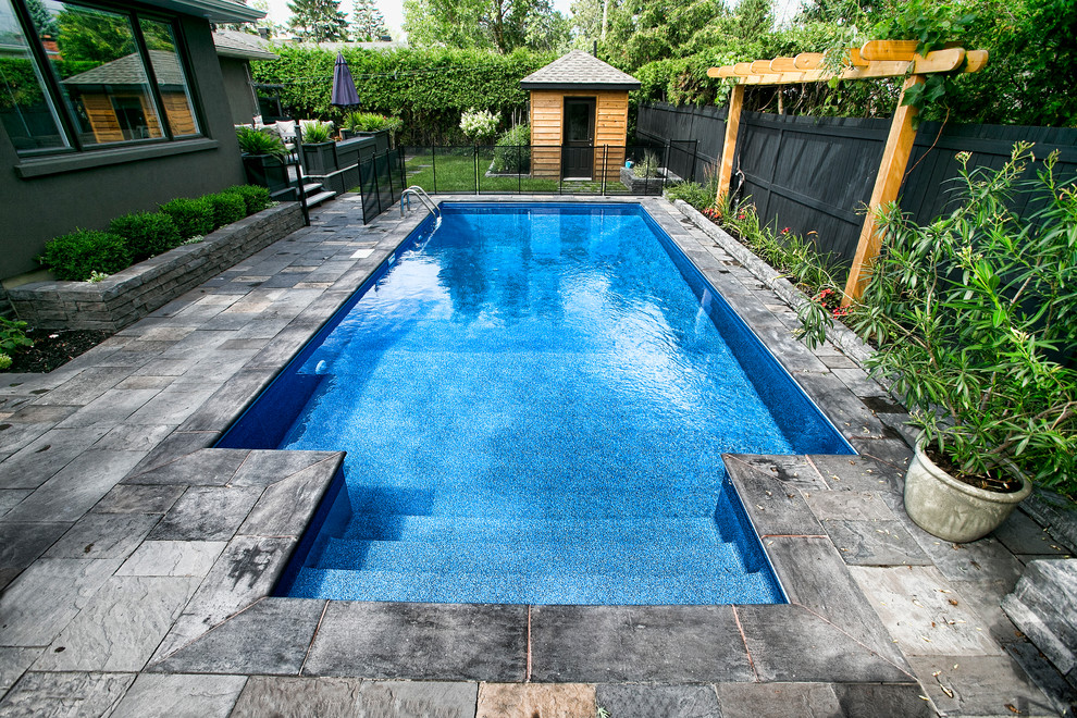 Ejemplo de piscina asiática pequeña rectangular en patio trasero con suelo de baldosas