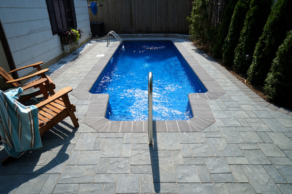 Пример оригинального дизайна: бассейн среднего размера, произвольной формы на заднем дворе в стиле кантри с покрытием из каменной брусчатки