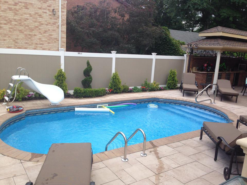 Foto de piscina con fuente de estilo americano grande a medida en patio trasero