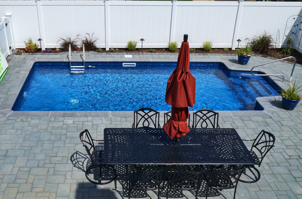 Modelo de piscina costera de tamaño medio rectangular en patio trasero