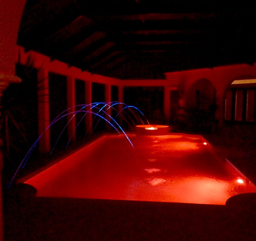 Großer, Gefliester Whirlpool hinter dem Haus in individueller Form in Miami