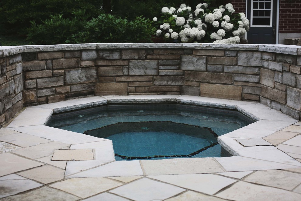 Стильный дизайн: бассейн среднего размера, произвольной формы на заднем дворе в классическом стиле с джакузи и покрытием из каменной брусчатки - последний тренд