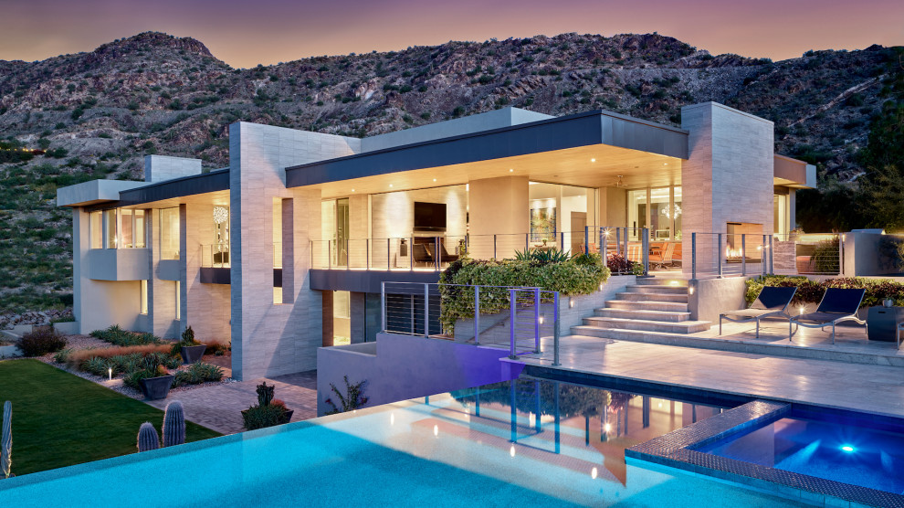 Geräumiger Moderner Pool hinter dem Haus in rechteckiger Form mit Natursteinplatten in Phoenix