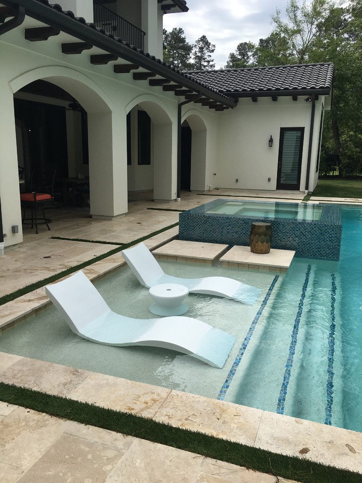 Klassischer Whirlpool hinter dem Haus in individueller Form in Houston