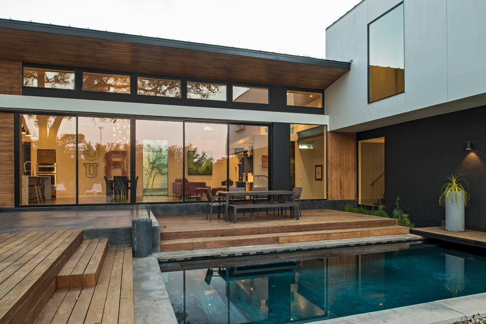 This is an example of a contemporary swimming pool in Austin.