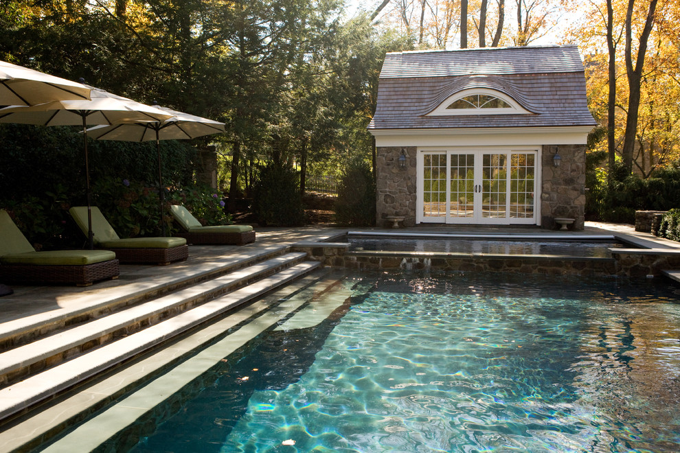 Свежая идея для дизайна: прямоугольный бассейн в стиле рустика с домиком у бассейна - отличное фото интерьера