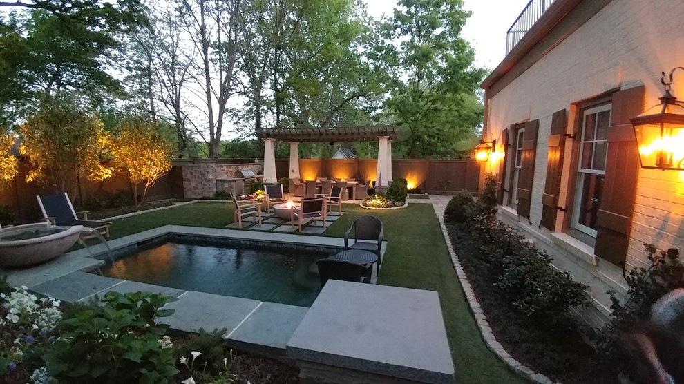 Diseño de piscina con fuente natural clásica renovada pequeña rectangular en patio trasero con adoquines de piedra natural