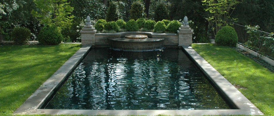 Источник вдохновения для домашнего уюта: маленький естественный, прямоугольный бассейн на заднем дворе в современном стиле с фонтаном для на участке и в саду