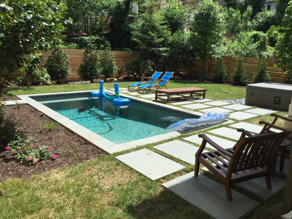 Стильный дизайн: маленький естественный, прямоугольный бассейн на заднем дворе в современном стиле с покрытием из бетонных плит для на участке и в саду - последний тренд