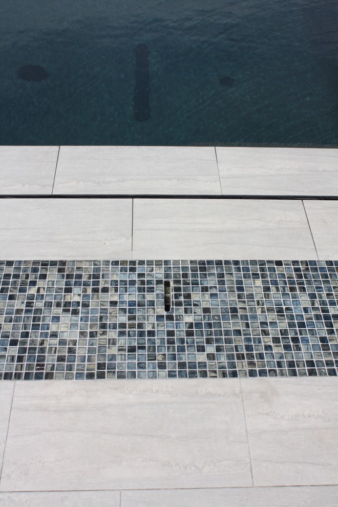 Geräumiger, Gefliester Moderner Infinity-Pool hinter dem Haus in individueller Form mit Wasserspiel in Jacksonville