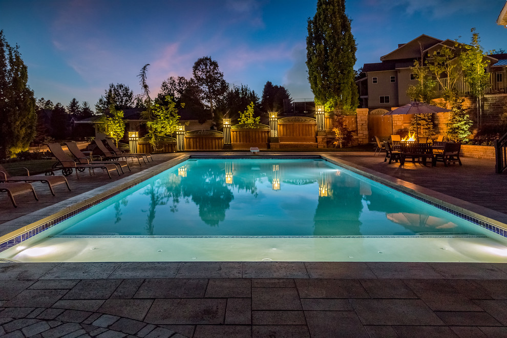 Immagine di una grande piscina minimal rettangolare dietro casa con pavimentazioni in cemento
