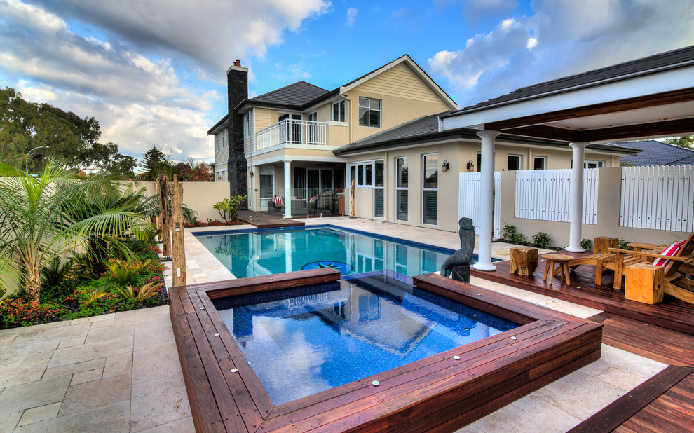 Immagine di una piscina monocorsia minimal rettangolare dietro casa con una vasca idromassaggio