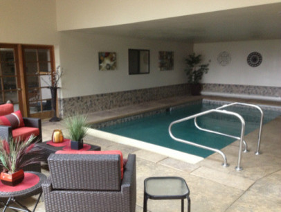 Foto di una grande piscina minimalista rettangolare con una dépendance a bordo piscina e lastre di cemento