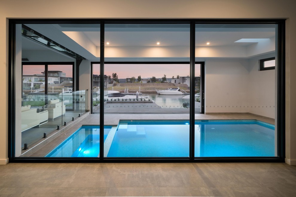 Esempio di una piscina coperta monocorsia minimalista