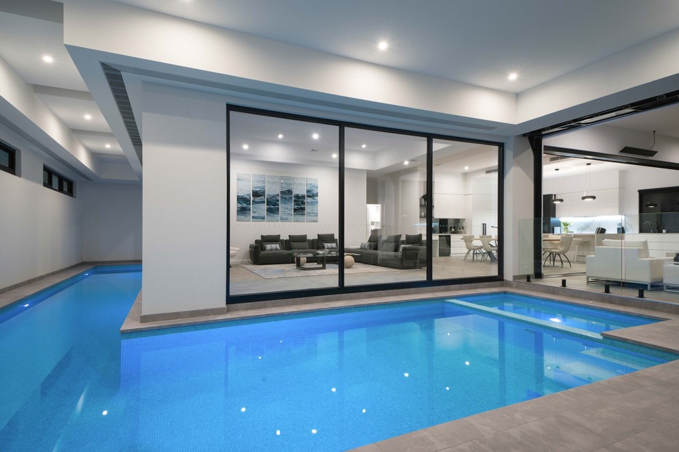 Modelo de piscina alargada moderna interior