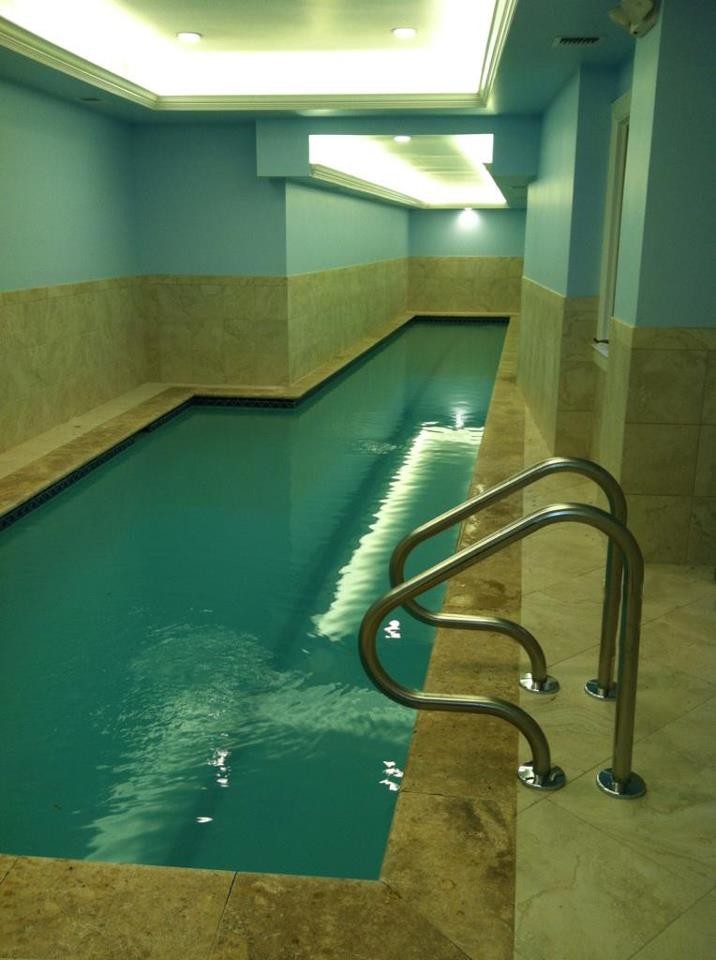 Cette image montre une piscine traditionnelle de taille moyenne et sur mesure.