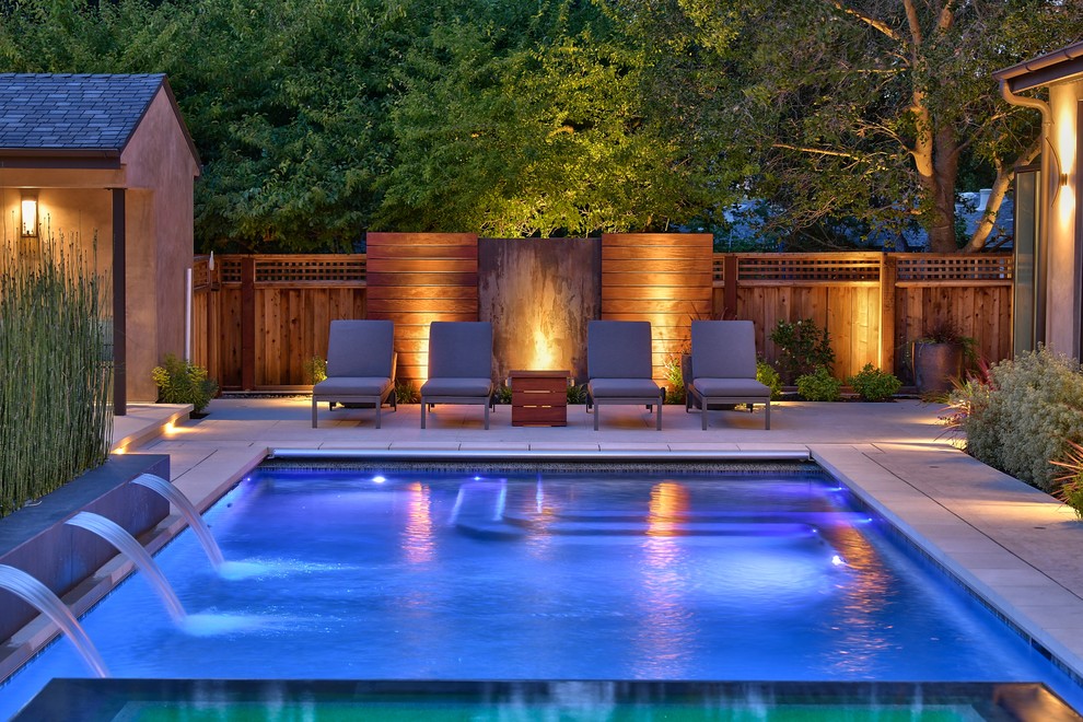 Großer, Gefliester Moderner Pool hinter dem Haus in rechteckiger Form mit Wasserspiel in San Francisco
