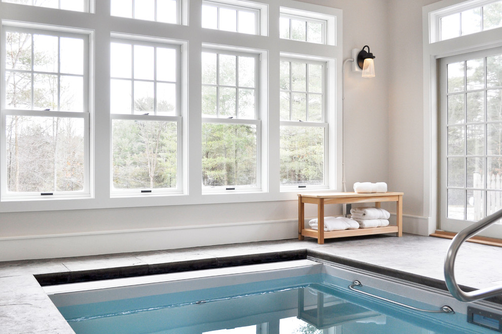 Foto de casa de la piscina y piscina clásica pequeña interior y rectangular con suelo de hormigón estampado