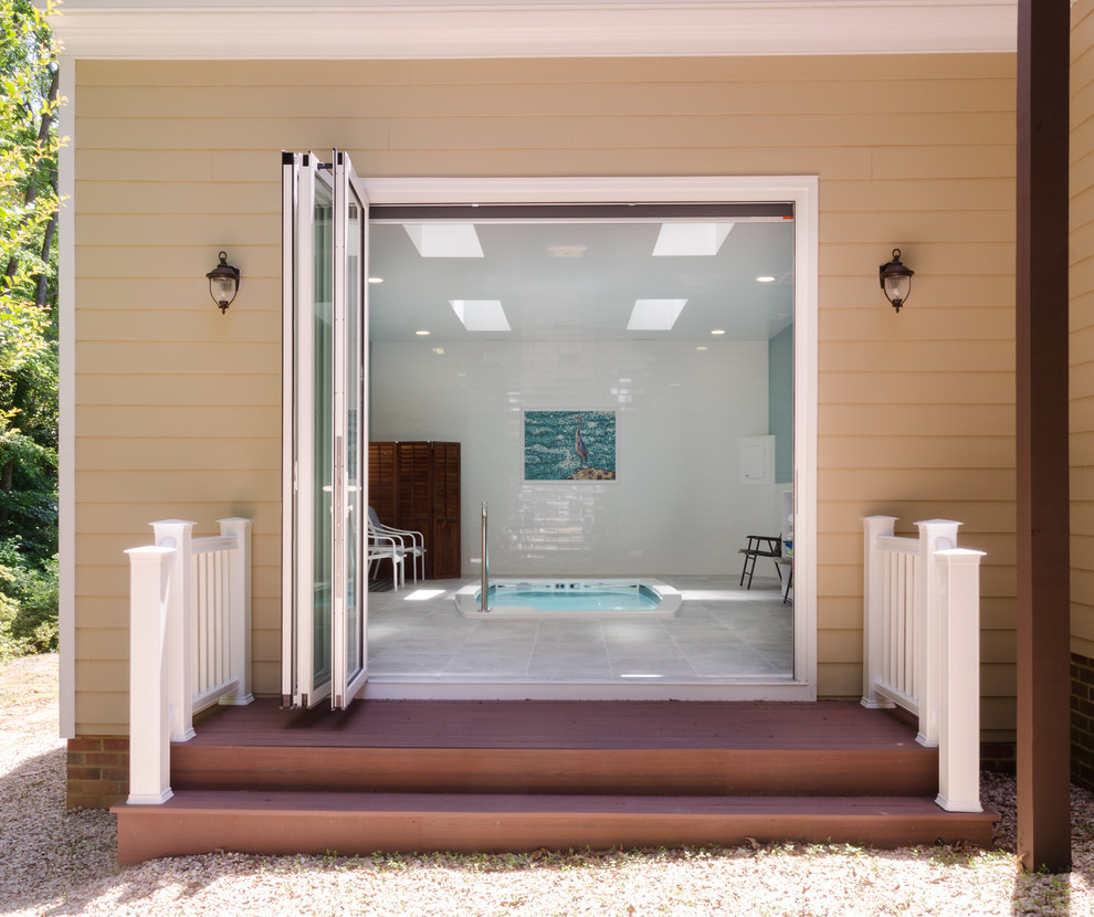 Источник вдохновения для домашнего уюта: большой прямоугольный бассейн-инфинити в стиле модернизм с домиком у бассейна и покрытием из плитки