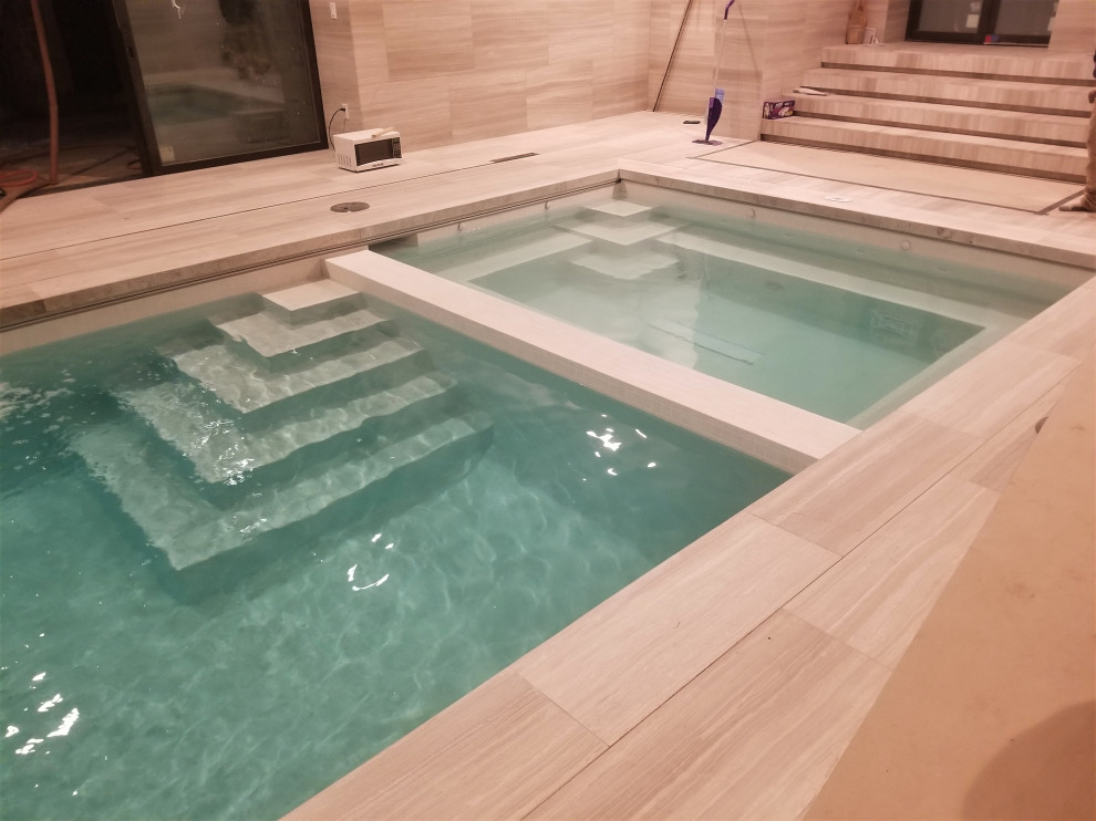 Идея дизайна: большой прямоугольный бассейн в доме с перегородкой для приватности