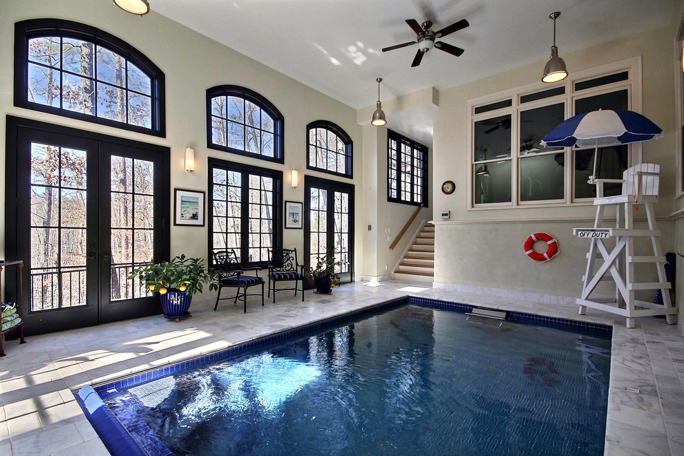 アトランタにあるトラディショナルスタイルのおしゃれな屋内プールの写真