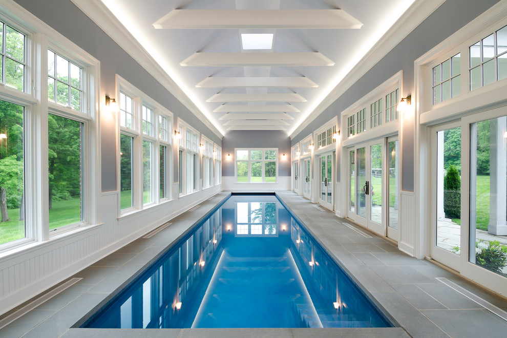 Foto de piscina tradicional interior